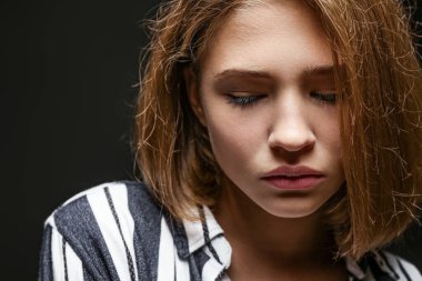 Karanlık geçmişi olan üzgün bir genç kız, yakın plan.