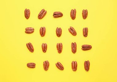 Lezzetli pekan fındık renk arka plan üzerinde