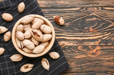 Ahşap arka planda lezzetli fındıklı kase