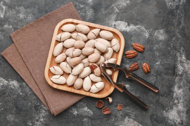 Fındıklı tabak ve fındıkkıran.