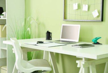 Renk duvarının yanında dizüstü bilgisayarı olan modern stil bir iş yeri