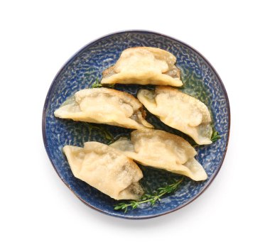 Plaka beyaz zemin üzerine lezzetli Japon sosu ile