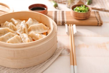 Bambu vapur masada lezzetli Japon sosu ile