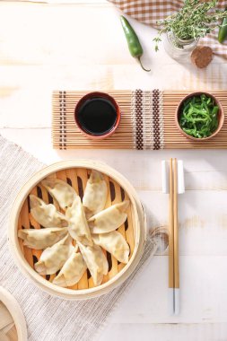 Lezzetli Japon gyoza ve soslu bambu buharı.