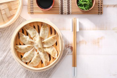 Bambu vapur masada lezzetli Japon sosu ile