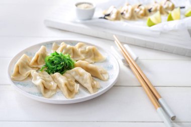 Beyaz masada lezzetli Japon gyoza tabağı.