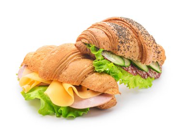 Beyaz zemin üzerine lezzetli kruvasan sandviç