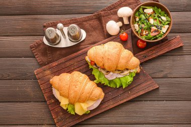 Tahta masada lezzetli kruvasan sandviçli bir pansiyon.