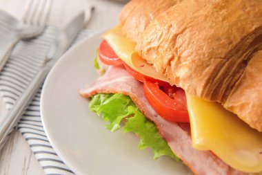 Lezzetli kruvasan sandviç plaka, portre