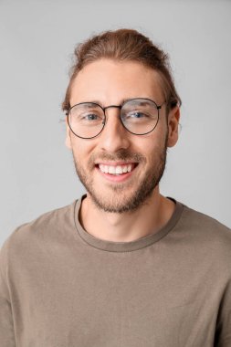 Gri arka plan üzerinde yakışıklı adam portresi