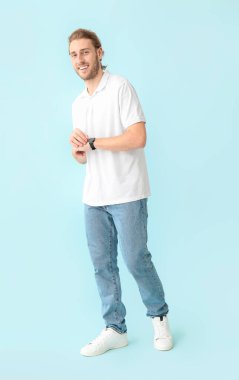 Renkli arka planda yakışıklı bir adamın portresi