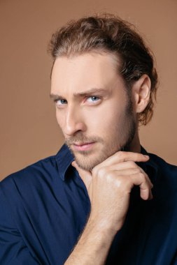 Renkli arka planda yakışıklı bir adamın portresi