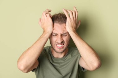 Geçmişinde baş ağrısından muzdarip bir adamın portresi