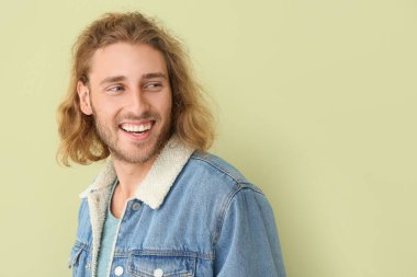 Renkli arka planda mutlu bir adamın portresi