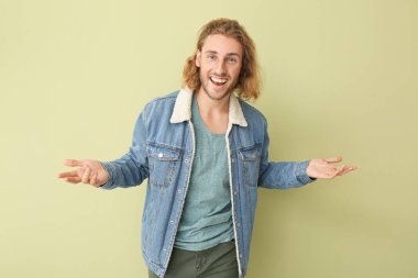 Renkli arka planda mutlu bir adamın portresi