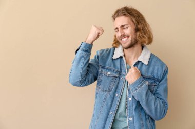 Renkli arka planda mutlu bir adamın portresi