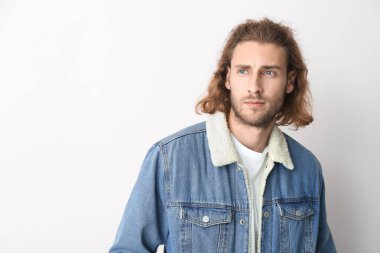 Hafif arka planda yakışıklı adam portresi