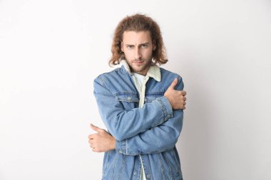 Hafif arka planda yakışıklı adam portresi