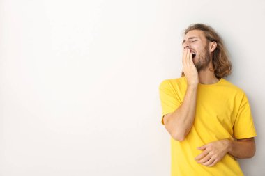 Hafif arka planda yorgun bir adamın portresi