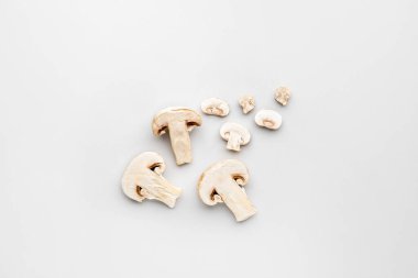 Beyaz arka planda taze mantar parçaları