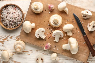 Masada taze mantar ve baharat ile kesme tahtası