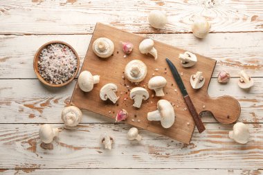 Masada taze mantar ve baharat ile kesme tahtası