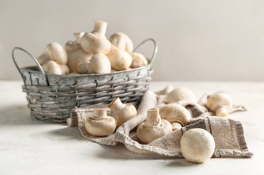 Masada taze mantarlı sepet.