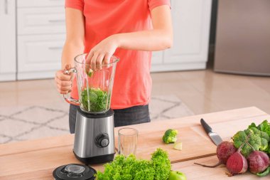 Mutfakta sağlıklı meyve suyu hazırlayan bir kadın.