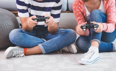 Gençler evde oyun oynarken