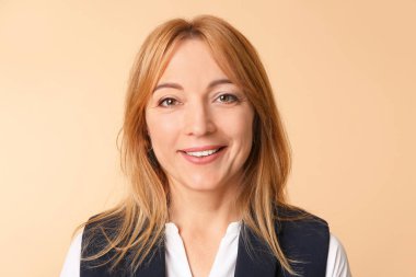 Renkli bir iş kadınına yakışır bir tarz.