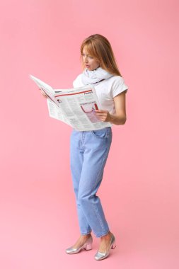 Renkli arka planda gazete okuyan şık olgun bir kadın.