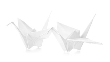 beyaz zemin üzerinde Origami Vinçler