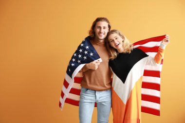 Arka planda Usa bayrağı olan genç bir çift. Anma Günü kutlaması