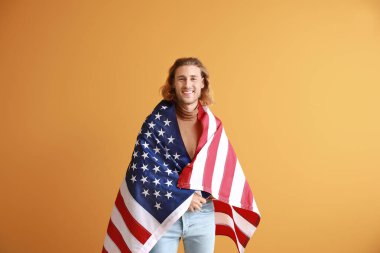 Renkli arka planda Usa bayrağı olan genç bir adam. Anma Günü kutlaması