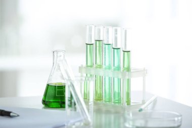 Test tüpleri ile laboratuvar tablo örnekleri