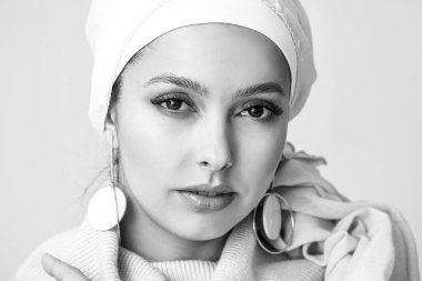 Aydınlık arkaplanda güzel bir Müslüman kadının siyah beyaz portresi