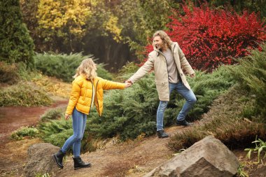 Sonbahar günü Park'ta genç Çift