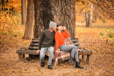 sonbahar parktaki bankta oturan genç bir çift