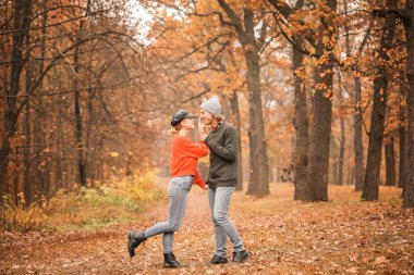 Sonbahar günü Park'ta genç Çift