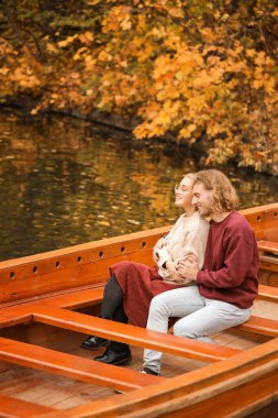 Romantik bir randevuda genç bir çift.