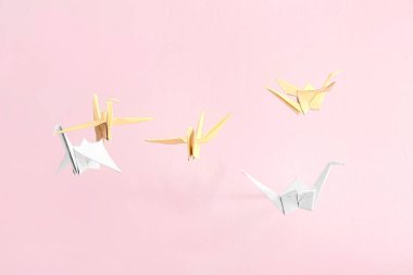 Renk arka plan üzerinde origami vinçler