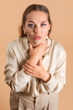 Renkli arka planda moda genç kadın Portresi