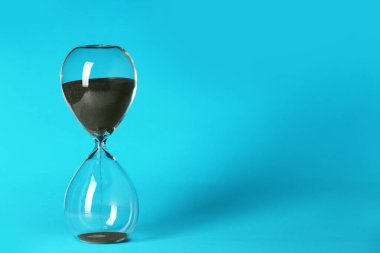 Renkli arkaplanda kristal kum saati