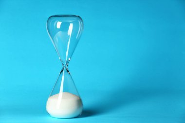 Renkli arkaplanda kristal kum saati