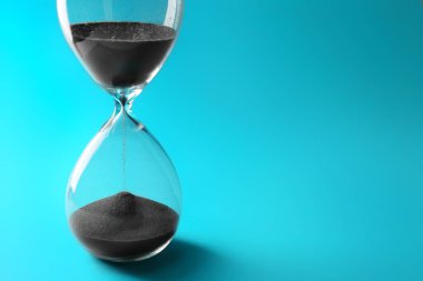 Renkli arkaplanda kristal kum saati