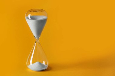 Renkli arkaplanda kristal kum saati