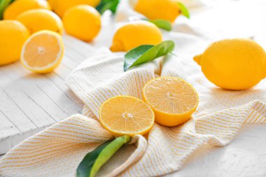 Masanın üzerinde olgun sulu limonlar