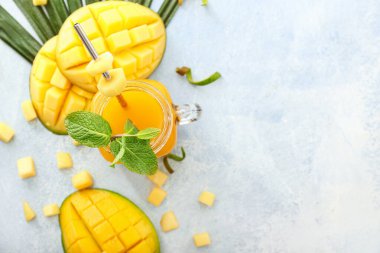 Lezzetli mangolu kompozisyon ve masada meyve suyu