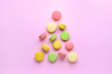 Arkaplanda lezzetli badem kurabiyelerinden yapılmış Noel ağacı şekli