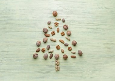 Renkli fındıklardan yapılmış Noel ağacı şekli